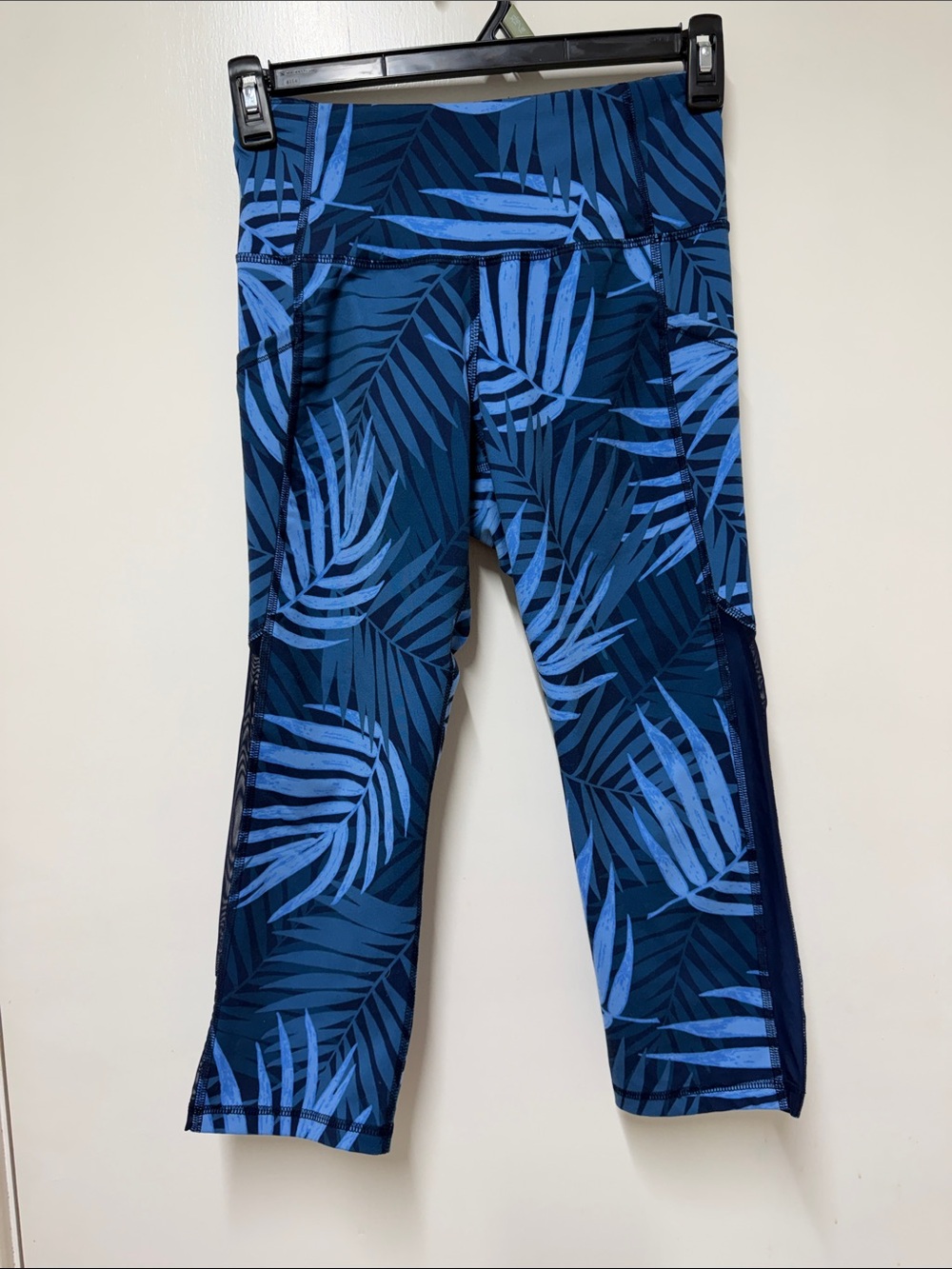 Old Navy Active Teal and Navy Leaf-Print Performance leggings with pockets